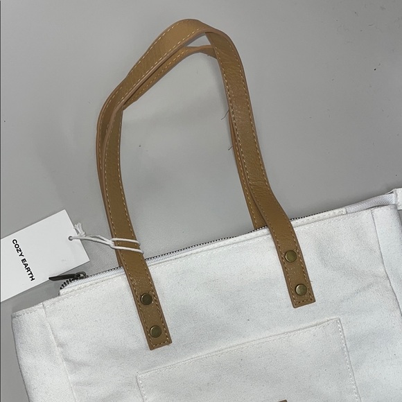 Cozy Earth white and Tan Tote Bag NWT / lined inside, large outer pocket OS - Picture 2 of 11
